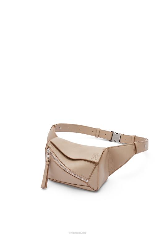 arena Riñonera mini puzzle de piel de becerro clásica Loewe R8J8Z548 hombres
