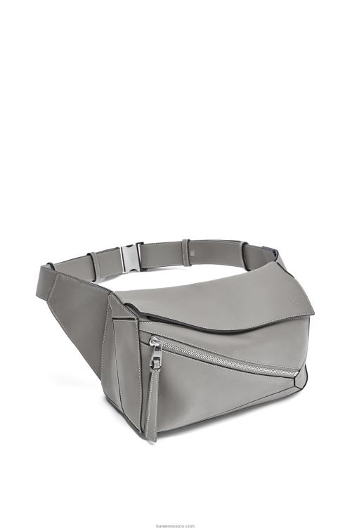 gris asfalto riñonera puzzle pequeña de piel de becerro clásica Loewe R8J8Z565 hombres