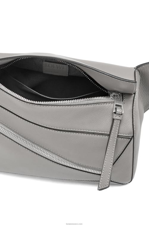 gris asfalto riñonera puzzle pequeña de piel de becerro clásica Loewe R8J8Z565 hombres
