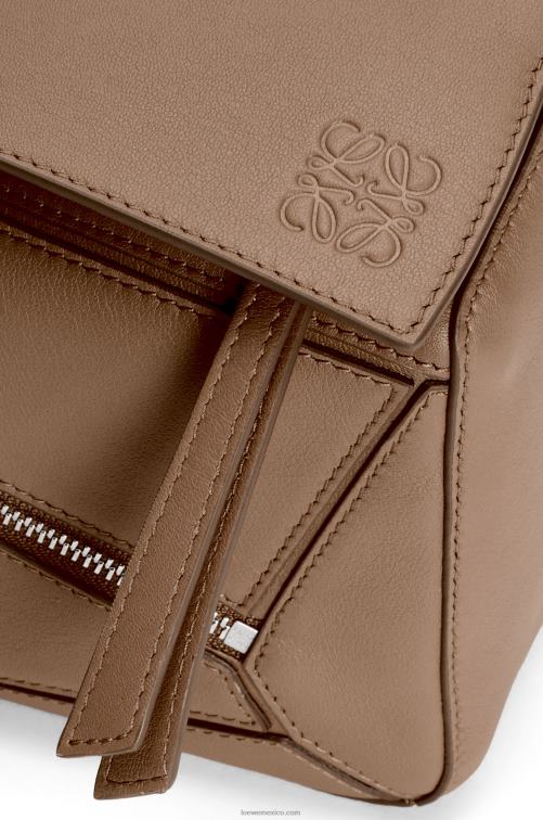 marrón invierno riñonera puzzle pequeña de piel de becerro clásica Loewe R8J8Z564 hombres