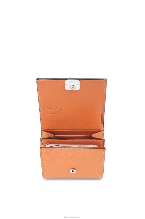 Arrecife de coral cartera compacta con solapa anagram de piel de becerro granulada Loewe R8J8Z1307 mujer