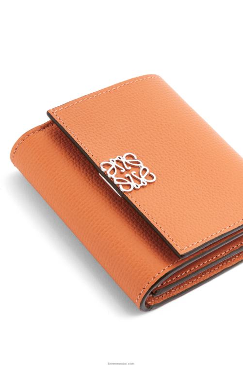 Arrecife de coral cartera compacta con solapa anagram de piel de becerro granulada Loewe R8J8Z1307 mujer