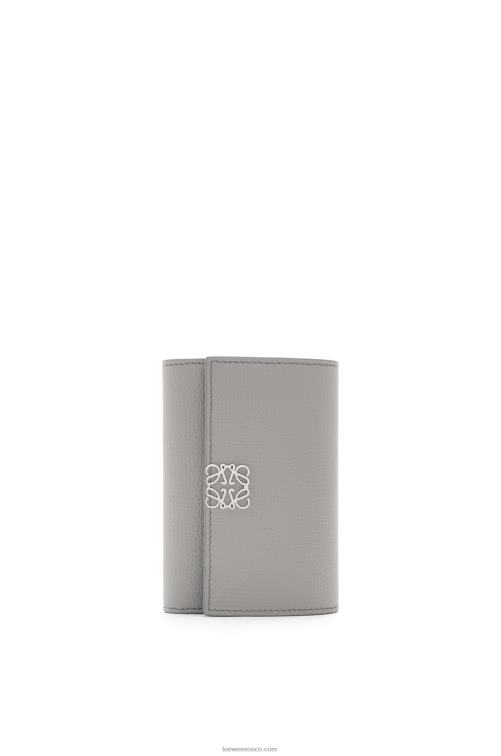 Perla gris Cartera vertical pequeña Anagram de piel de becerro granulada Loewe R8J8Z1208 mujer