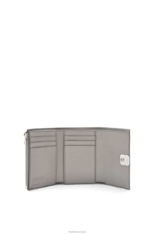 Perla gris Cartera vertical pequeña Anagram de piel de becerro granulada Loewe R8J8Z1208 mujer