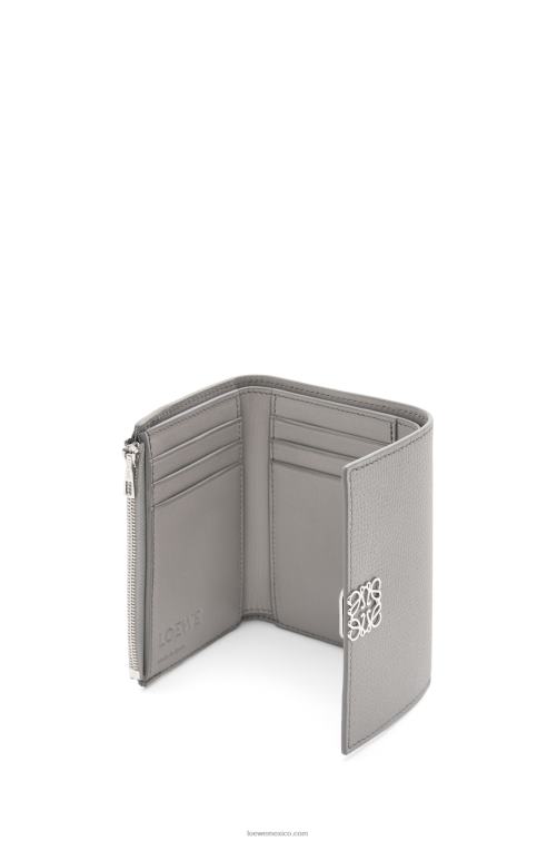 Perla gris Cartera vertical pequeña Anagram de piel de becerro granulada Loewe R8J8Z1208 mujer