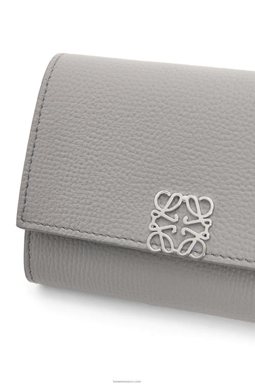 Perla gris Cartera vertical pequeña Anagram de piel de becerro granulada Loewe R8J8Z1208 mujer