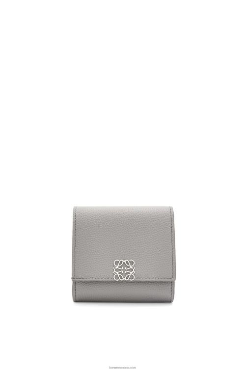 Perla gris cartera compacta con solapa anagram de piel de becerro granulada Loewe R8J8Z1207 mujer