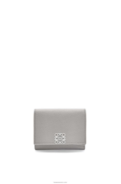 Perla gris cartera triple con anagrama de piel de becerro granulada Loewe R8J8Z1206 mujer