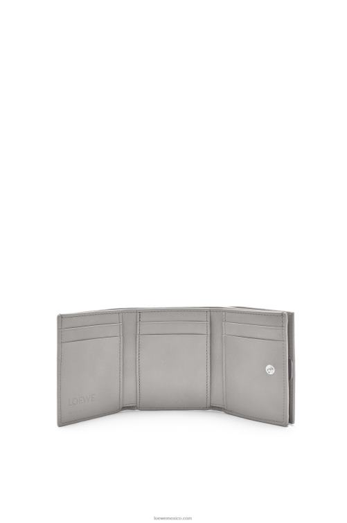 Perla gris cartera triple con anagrama de piel de becerro granulada Loewe R8J8Z1206 mujer