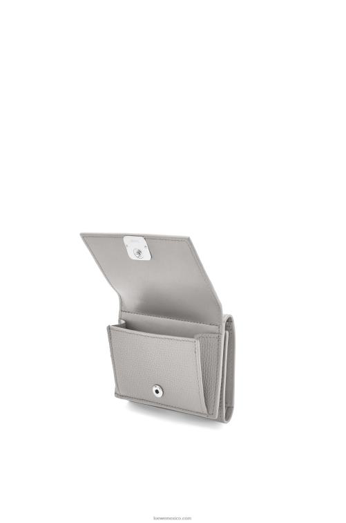 Perla gris cartera triple con anagrama de piel de becerro granulada Loewe R8J8Z1206 mujer