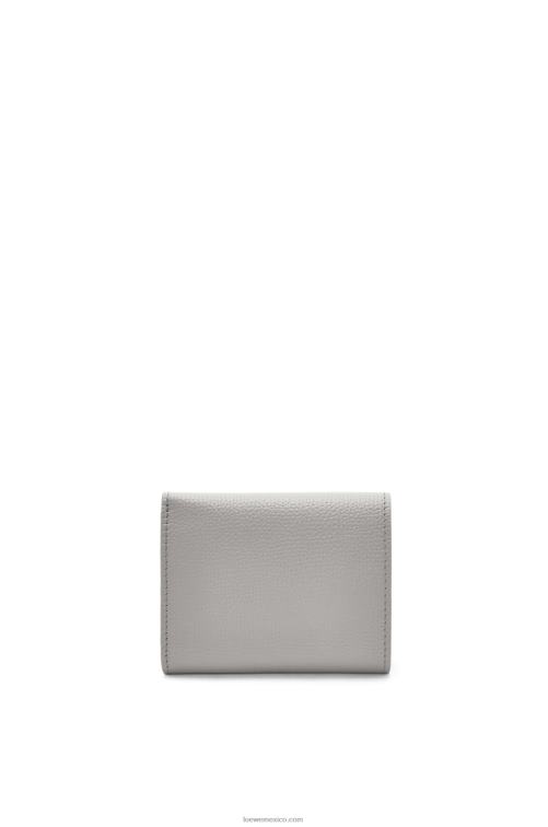 Perla gris cartera triple con anagrama de piel de becerro granulada Loewe R8J8Z1206 mujer