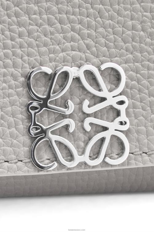Perla gris cartera triple con anagrama de piel de becerro granulada Loewe R8J8Z1206 mujer
