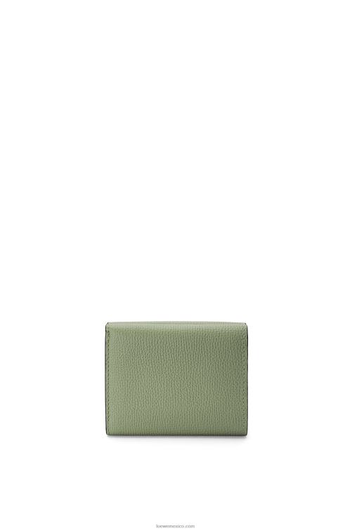 Romero cartera triple con anagrama de piel de becerro granulada Loewe R8J8Z1247 mujer
