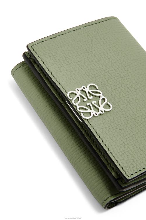 Romero cartera triple con anagrama de piel de becerro granulada Loewe R8J8Z1247 mujer