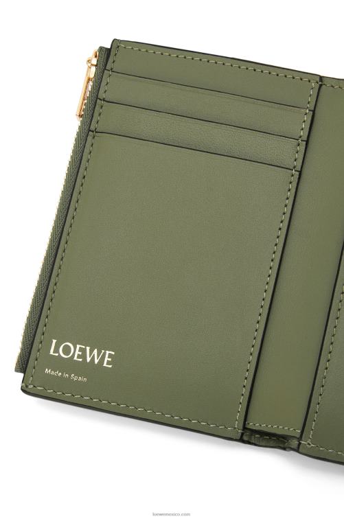 aguacate verde cartera pequeña repeat vertical de piel de becerro de seda repujada Loewe R8J8Z1279 mujer