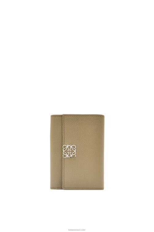 alcachofa verde Cartera vertical pequeña Anagram de piel de becerro granulada Loewe R8J8Z1291 mujer