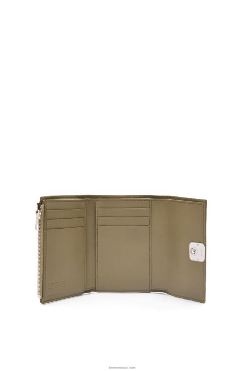 alcachofa verde Cartera vertical pequeña Anagram de piel de becerro granulada Loewe R8J8Z1291 mujer