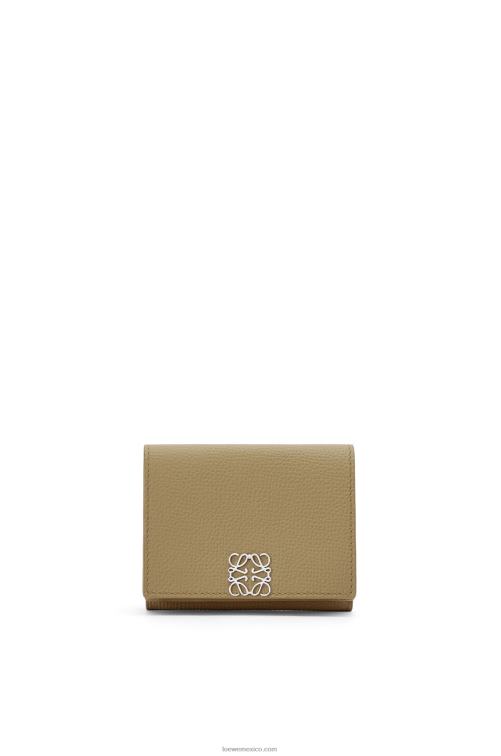 alcachofa verde cartera triple con anagrama de piel de becerro granulada Loewe R8J8Z1290 mujer