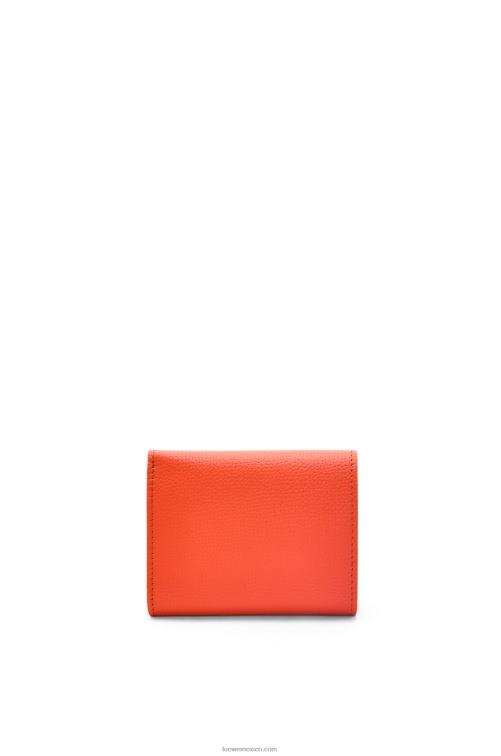 amanecer naranja cartera triple con anagrama de piel de becerro granulada Loewe R8J8Z1204 mujer