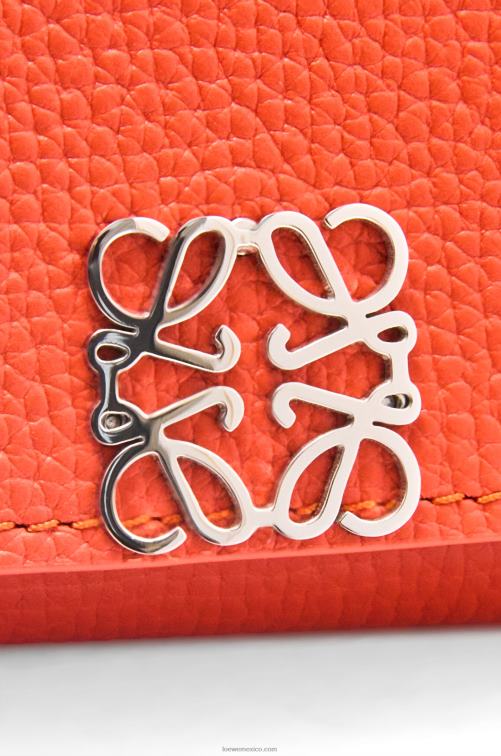 amanecer naranja cartera triple con anagrama de piel de becerro granulada Loewe R8J8Z1204 mujer
