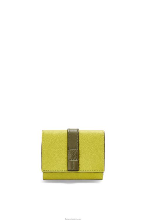amarillo lima/verde aguacate cartera de tres pliegues en suave piel de becerro granulada Loewe R8J8Z1311 mujer