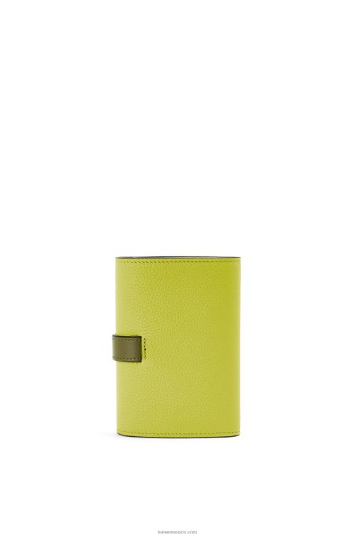 amarillo lima/verde aguacate cartera vertical pequeña de piel de becerro granulada suave Loewe R8J8Z1310 mujer