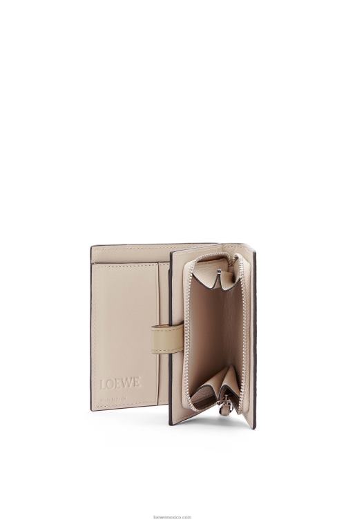 amarillo/verde arcilla cartera compacta con cremallera de suave piel de becerro granulada Loewe R8J8Z1308 mujer