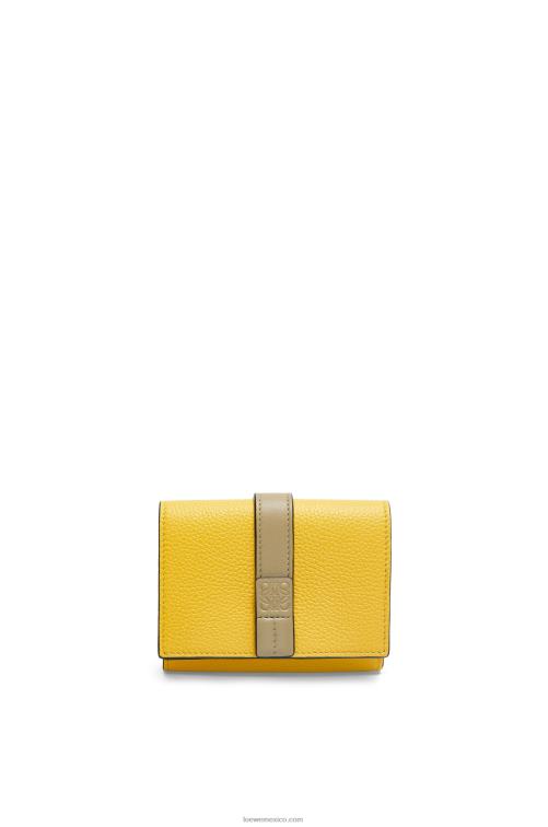 amarillo/verde arcilla cartera de tres pliegues en suave piel de becerro granulada Loewe R8J8Z1284 mujer