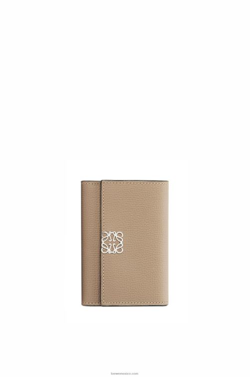 arena Cartera vertical pequeña Anagram de piel de becerro granulada Loewe R8J8Z1216 mujer
