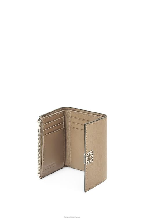 arena Cartera vertical pequeña Anagram de piel de becerro granulada Loewe R8J8Z1216 mujer