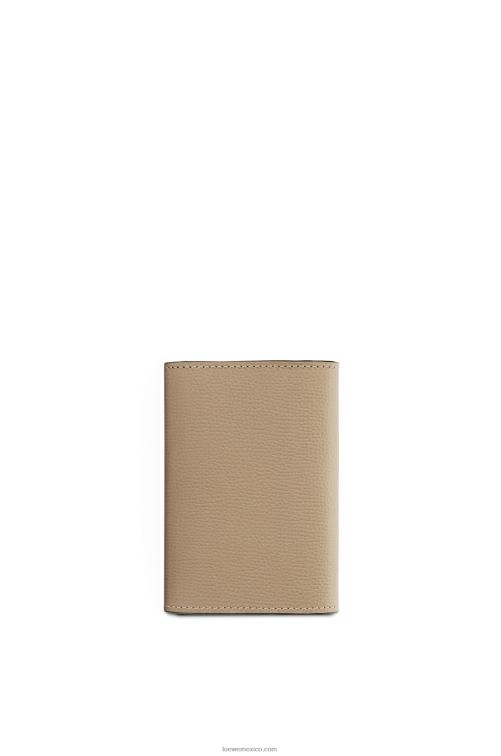arena Cartera vertical pequeña Anagram de piel de becerro granulada Loewe R8J8Z1216 mujer