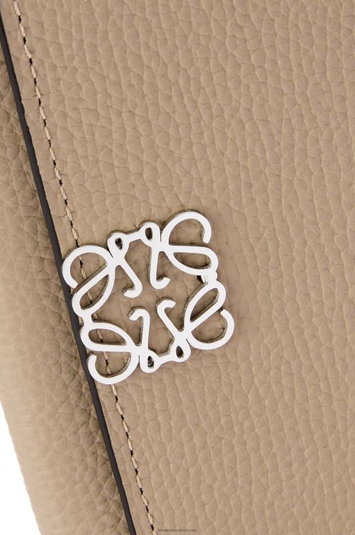arena Cartera vertical pequeña Anagram de piel de becerro granulada Loewe R8J8Z1216 mujer
