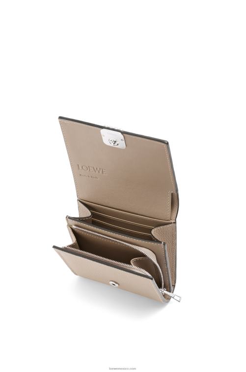 arena cartera compacta con solapa anagram de piel de becerro granulada Loewe R8J8Z1215 mujer
