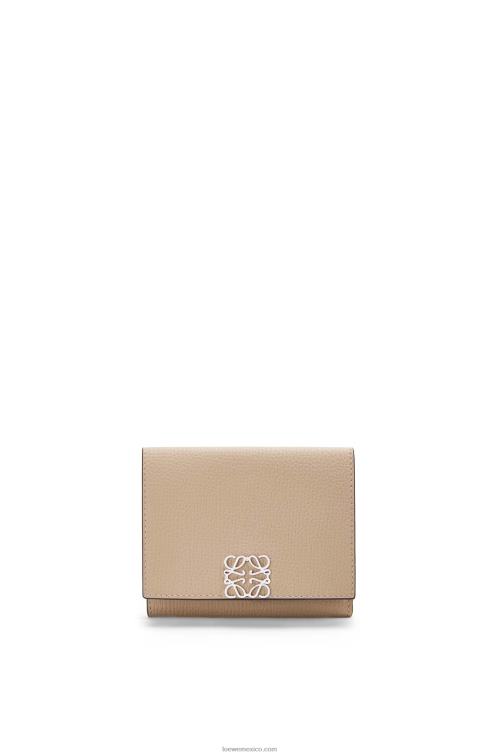 arena cartera triple con anagrama de piel de becerro granulada Loewe R8J8Z1214 mujer