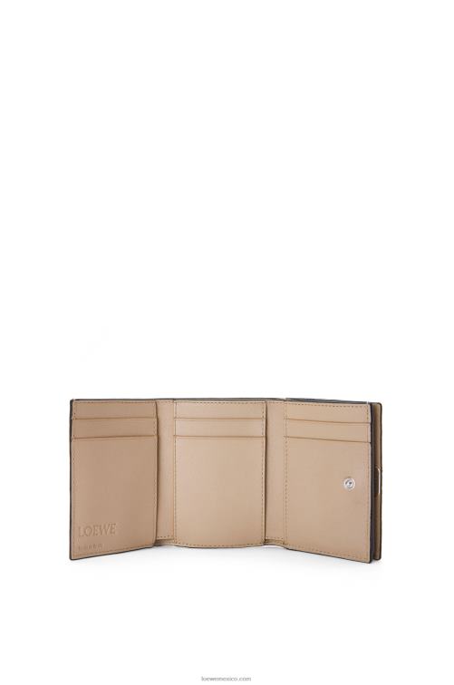 arena cartera triple con anagrama de piel de becerro granulada Loewe R8J8Z1214 mujer