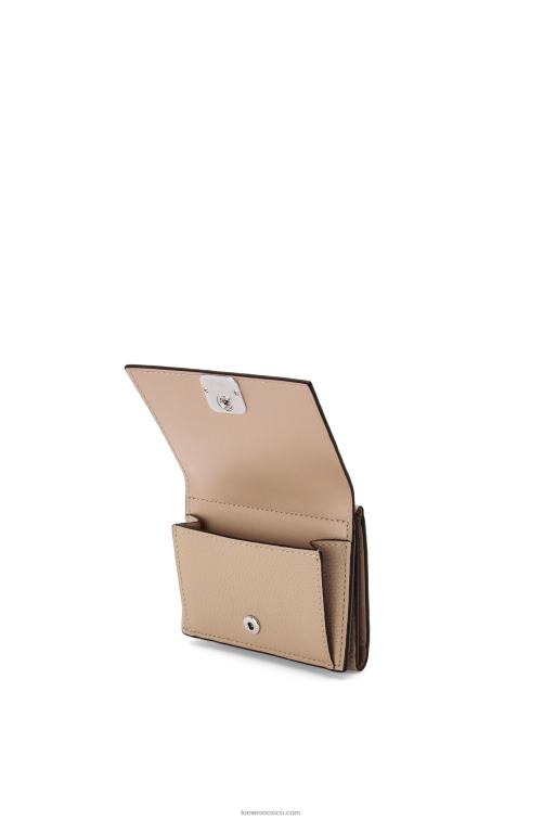 arena cartera triple con anagrama de piel de becerro granulada Loewe R8J8Z1214 mujer