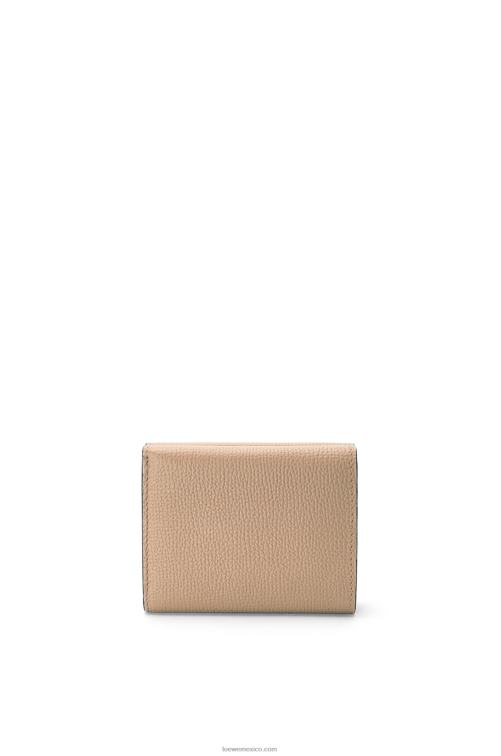 arena cartera triple con anagrama de piel de becerro granulada Loewe R8J8Z1214 mujer