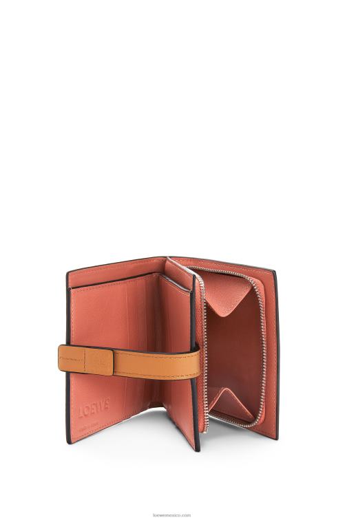 avena ligera/miel cartera compacta con cremallera de suave piel de becerro granulada Loewe R8J8Z1222 mujer