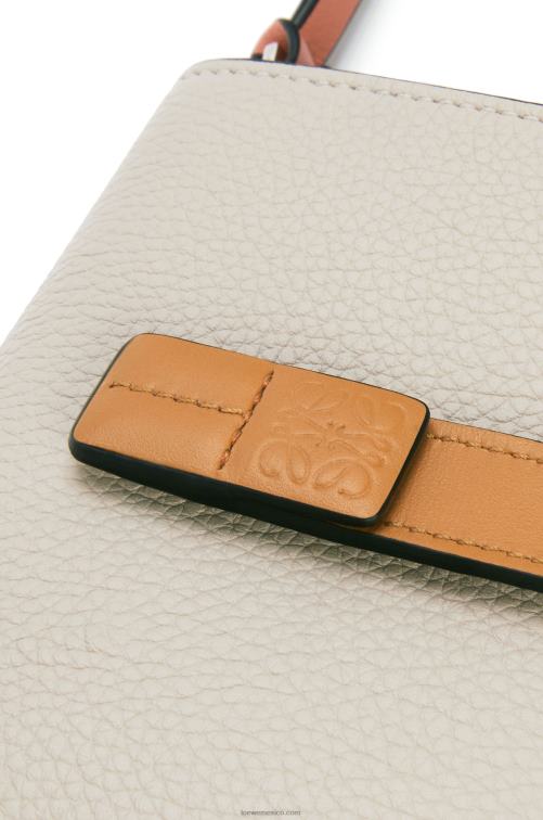 avena ligera/miel cartera compacta con cremallera de suave piel de becerro granulada Loewe R8J8Z1222 mujer