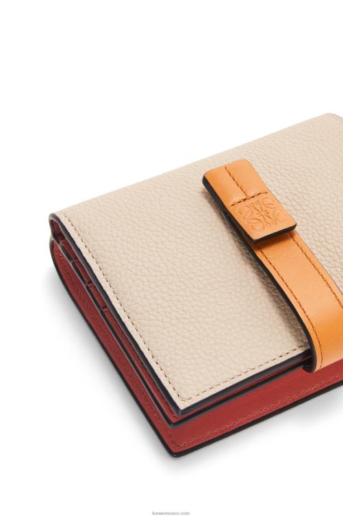avena ligera/miel cartera compacta con cremallera de suave piel de becerro granulada Loewe R8J8Z1222 mujer