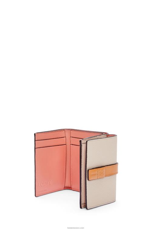 avena ligera/miel cartera de tres pliegues en suave piel de becerro granulada Loewe R8J8Z1219 mujer