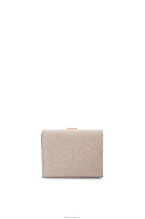 avena ligera/miel cartera de tres pliegues en suave piel de becerro granulada Loewe R8J8Z1219 mujer