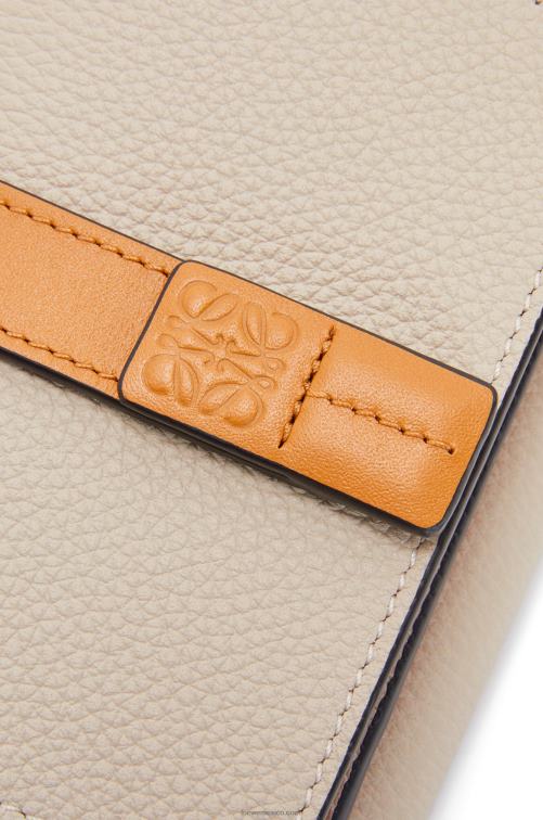 avena ligera/miel cartera de tres pliegues en suave piel de becerro granulada Loewe R8J8Z1219 mujer