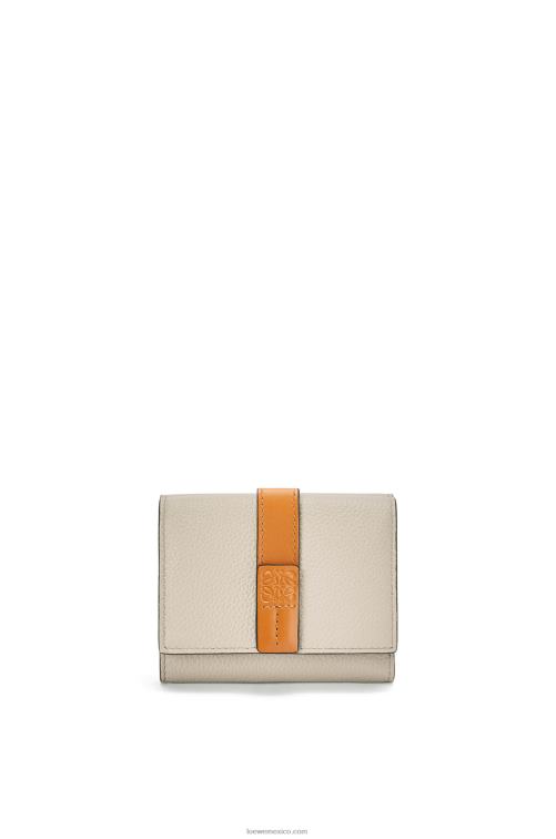 avena ligera/miel cartera de tres pliegues en suave piel de becerro granulada Loewe R8J8Z1315 mujer