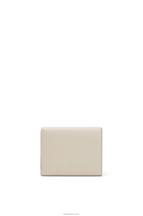 avena ligera/miel cartera de tres pliegues en suave piel de becerro granulada Loewe R8J8Z1315 mujer