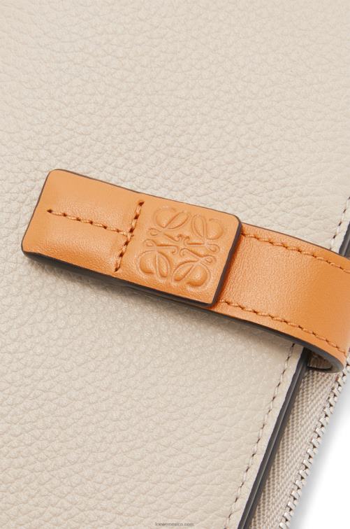avena ligera/miel cartera plegable fina con cremallera de piel de becerro granulada suave Loewe R8J8Z1220 mujer