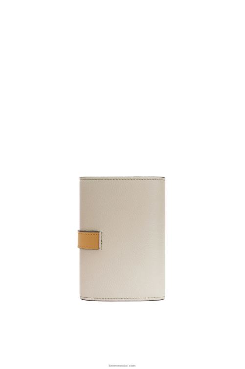 avena ligera/miel cartera vertical pequeña de piel de becerro granulada suave Loewe R8J8Z1221 mujer
