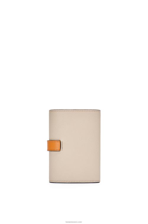 avena ligera/miel cartera vertical pequeña de piel de becerro granulada suave Loewe R8J8Z1221 mujer