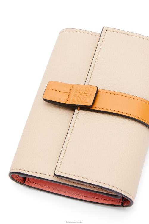 avena ligera/miel cartera vertical pequeña de piel de becerro granulada suave Loewe R8J8Z1221 mujer