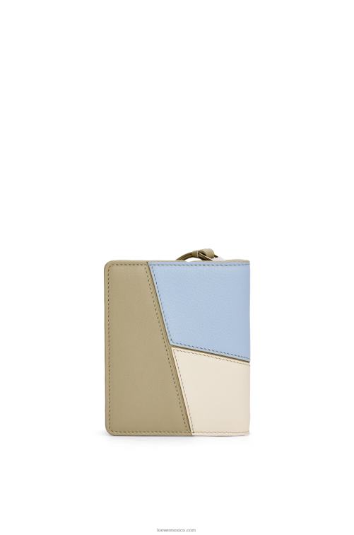azul polvoriento/verde salvia cartera puzzle compacta con cremallera en piel de becerro clásica Loewe R8J8Z1213 mujer